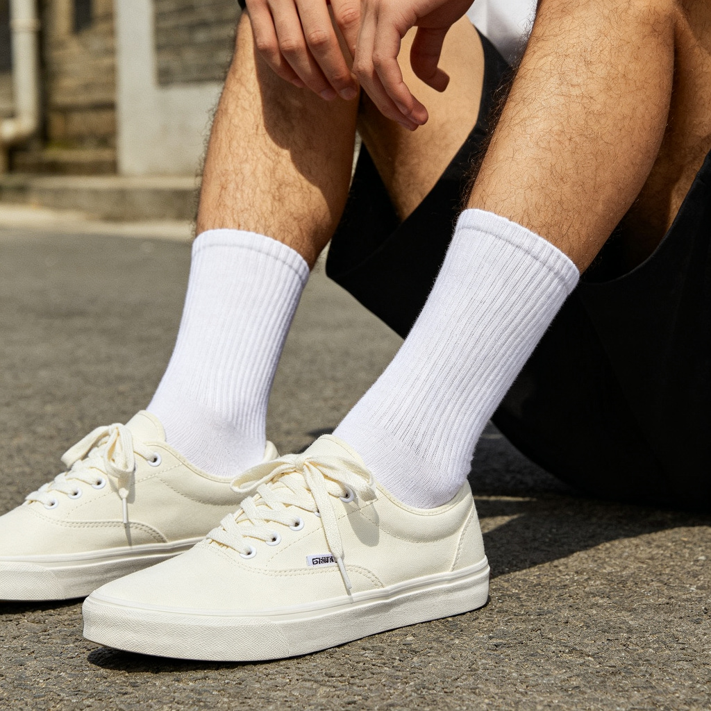 White Cotton Crew Length Socks – Bild 3