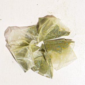 kalter Pfirsich-Sencha mit Matcha – aromatisierter grüner Tee
