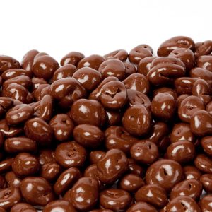 Milchschokolade bedeckt Preiselbeeren