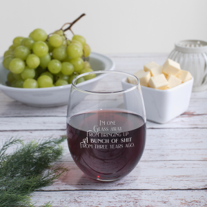 Beruhigen Sie sich, Caren – ein Glas weg von dem Aufziehen Scheiße – stammlosen Wein
