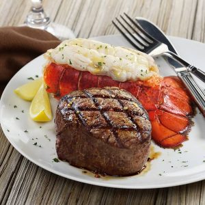 Super TrimmedTM Filet Mignon mit Hickory Speck und nordatlantischen Hummerschwänzen