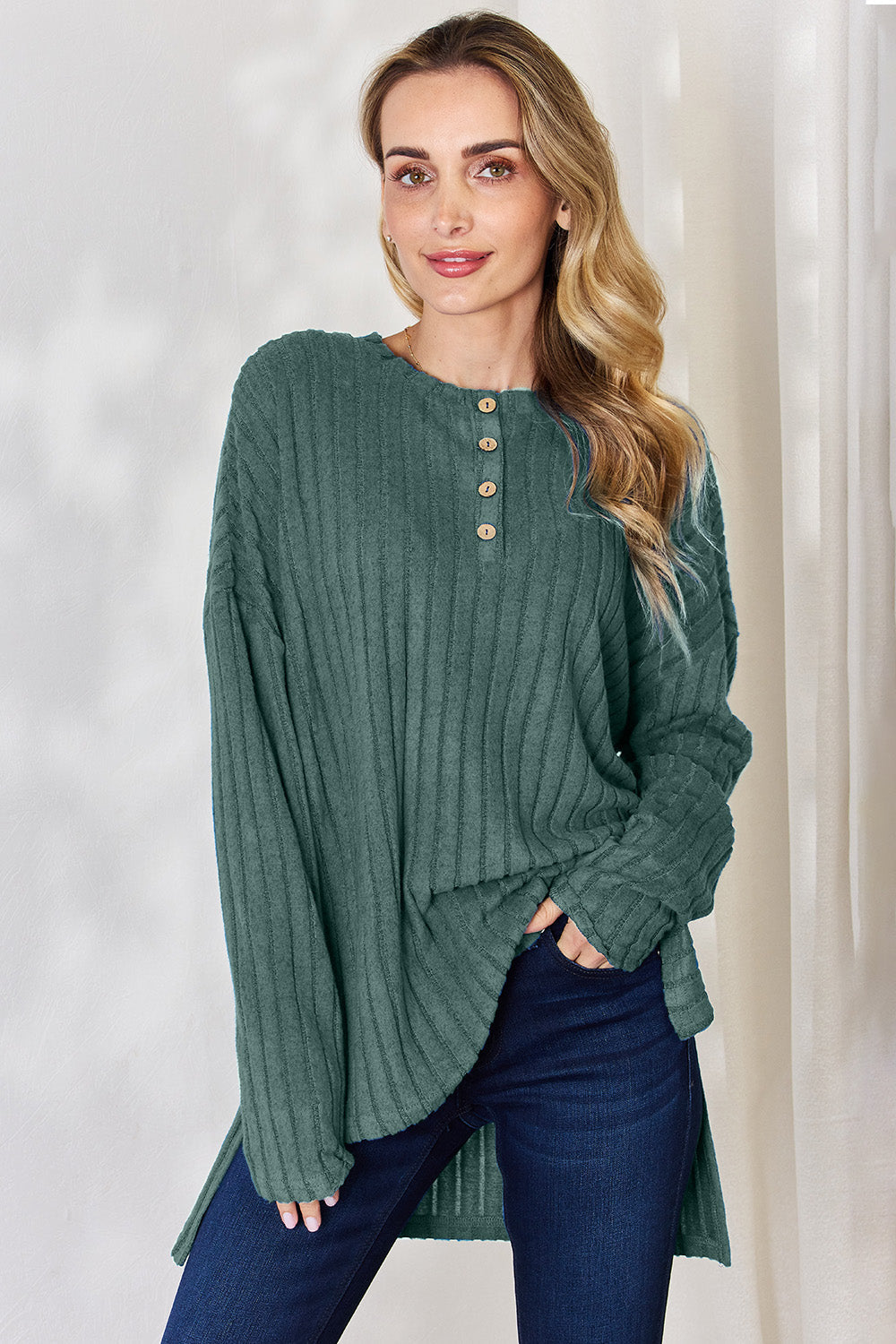 Volle Größe gerippte Hälfte Knopf Langarm High-Low T-Shirt