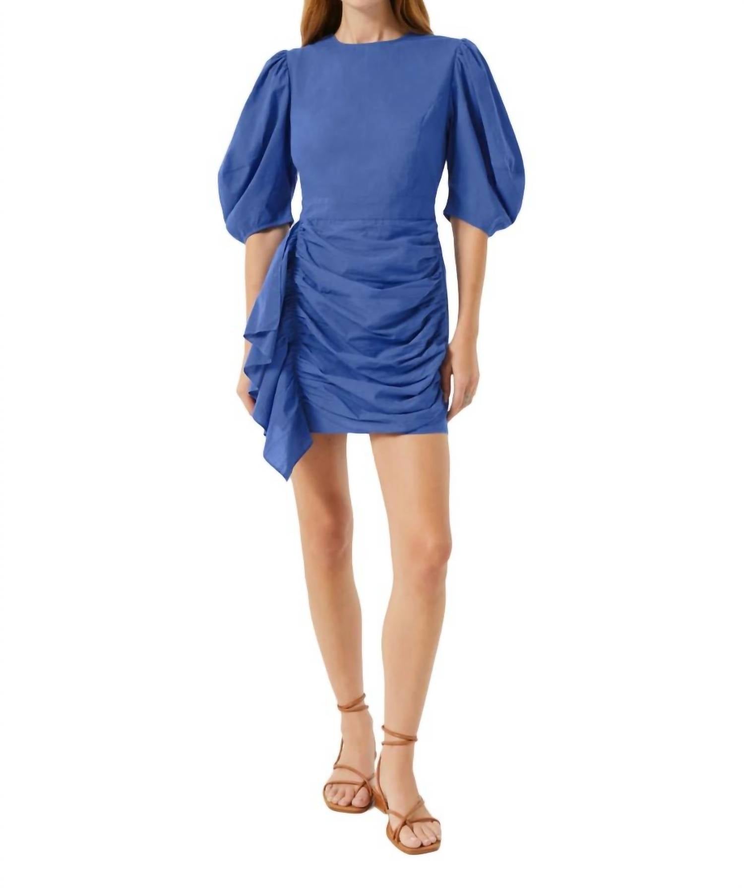 Pia Kleid im blauen Meer