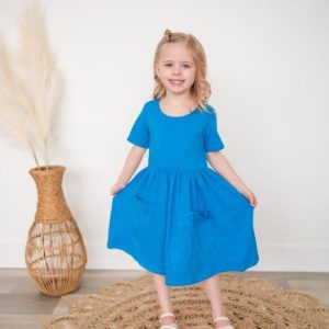 Blaues Twirl-Kleid am Pool