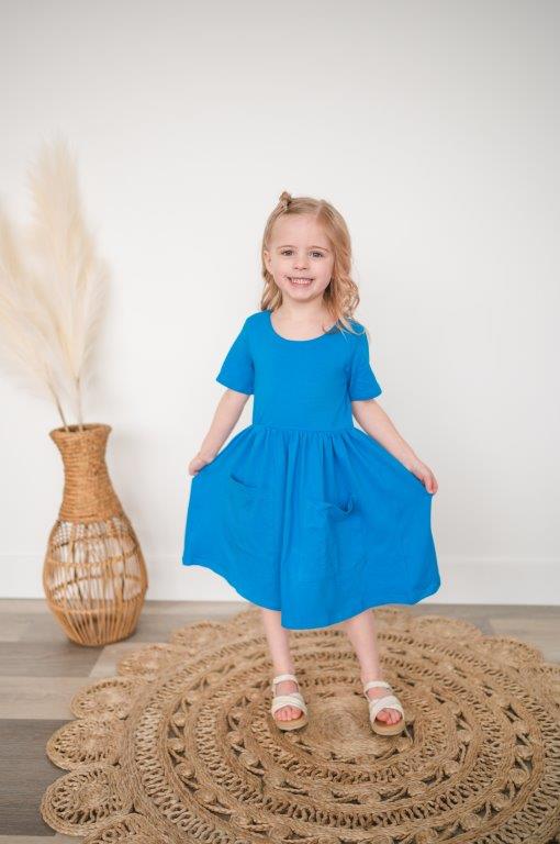Blaues Twirl-Kleid am Pool