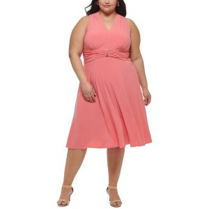 Langes, ausgestelltes Kleid mit V-Ausschnitt