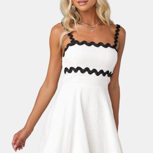 Minikleid mit Kontrastbesatz und quadratischem Ausschnitt