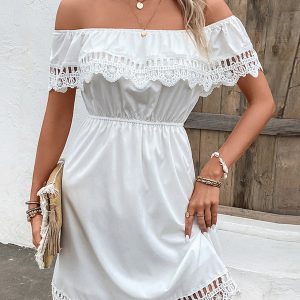 Schulterfreies Kleid mit gerüschten Spitzendetails