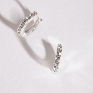 Silberne Ohrringe von Diamante Huggie