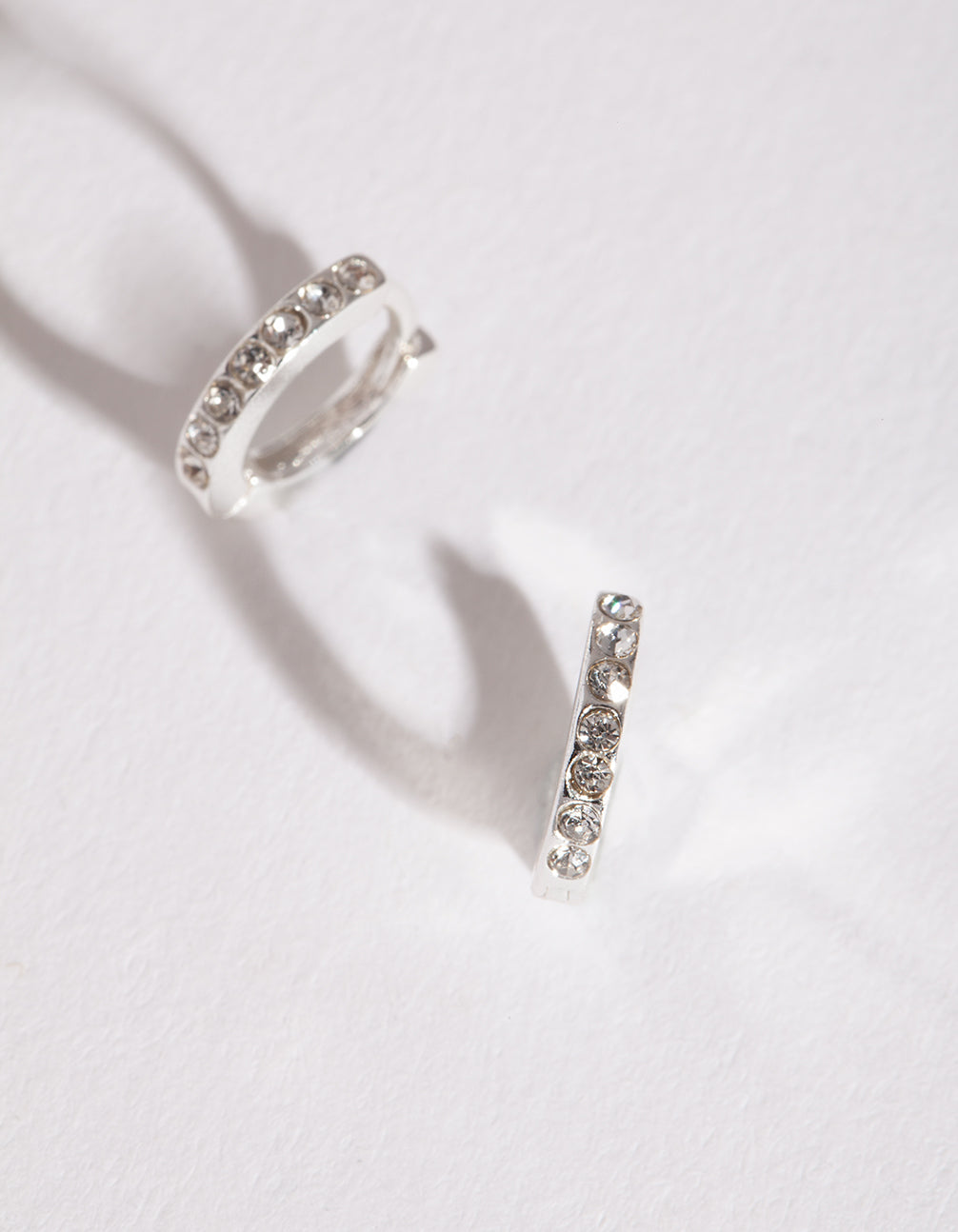 Silberne Ohrringe von Diamante Huggie