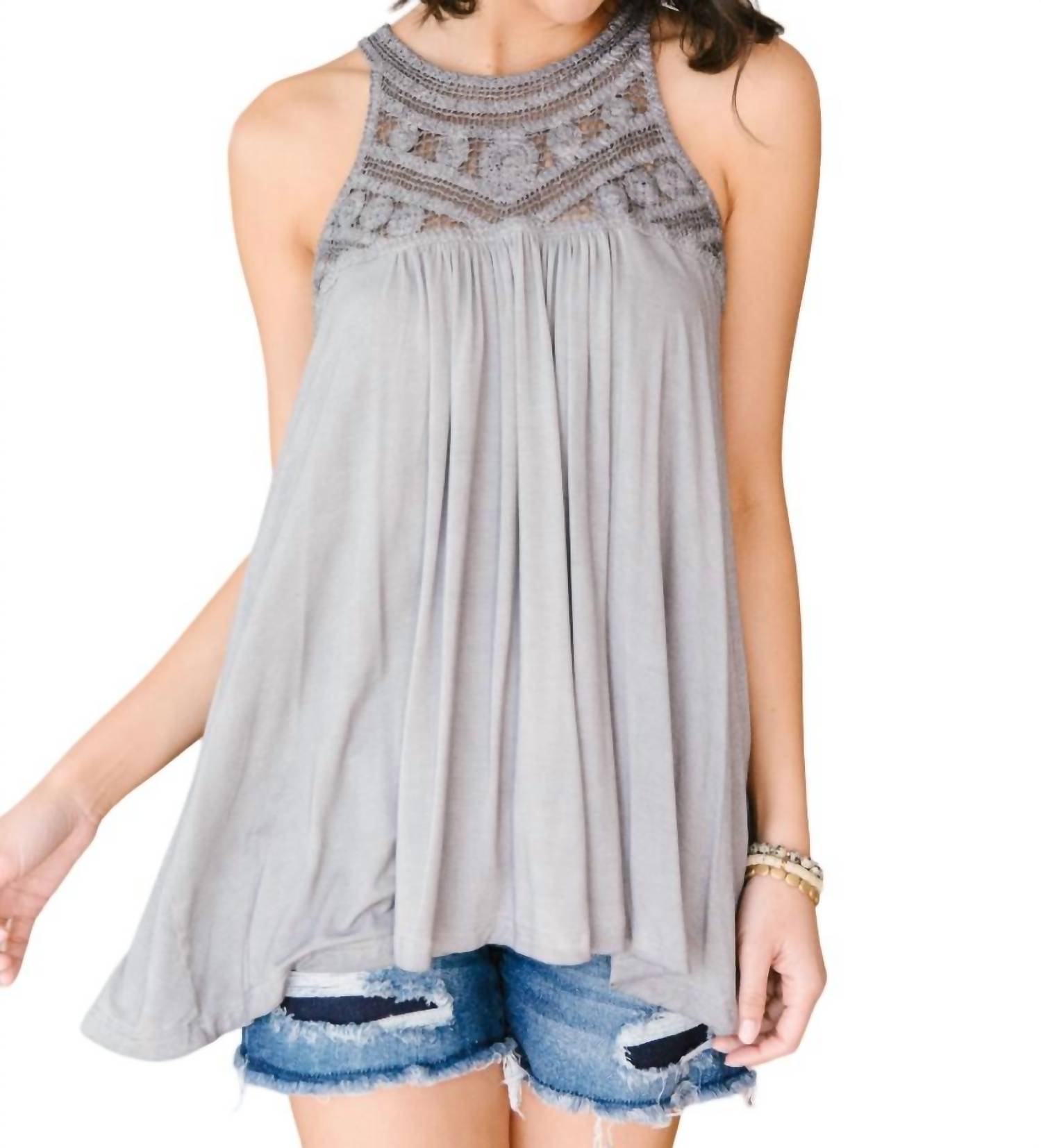 Verzierter Neckholder in Grau
