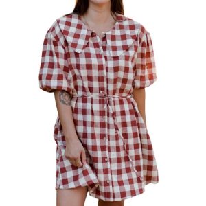 Olivgrünes Kleid mit Rubinkaro
