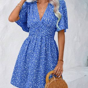 Bedrucktes Minikleid mit V-Ausschnitt und halben Ärmeln