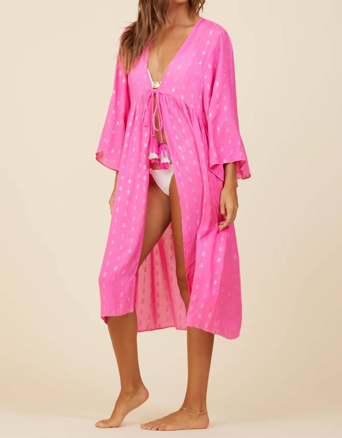 Beschnittener metallischer Kimono im heißen Rosa
