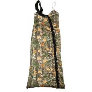 Kleid mit grünem und braunem Waldmuster