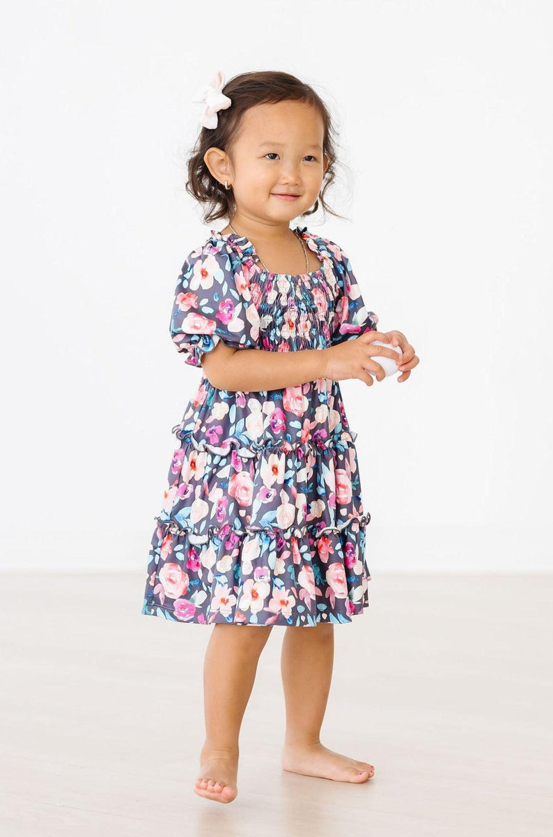 Schönheit im Bloom Smocked Rüschenkleid