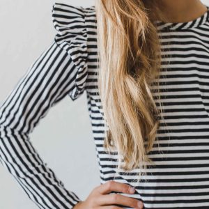 Schwarz-weiß gestreiftes L/S-Rüschen-T-Shirt
