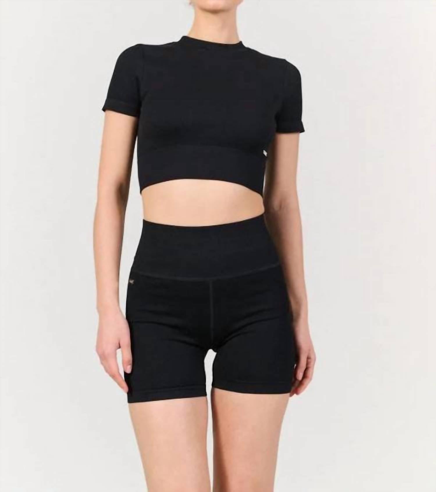 High Waisted Rib kurz in Schwarz