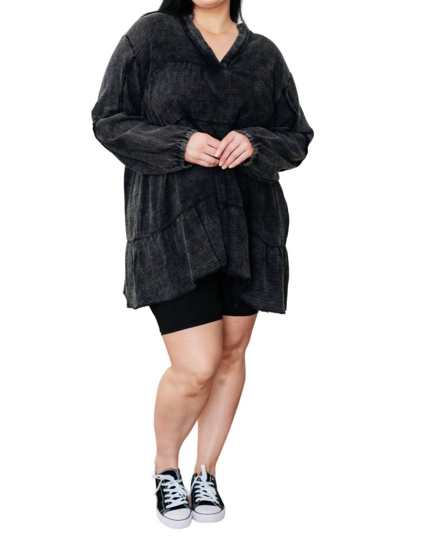 Ausgeliehene Zeit Mineral Wash V-Ausschnitt Kleid in Schwarz