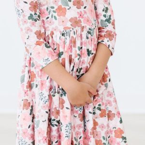Herbstliches Blumenkleid mit 3/4-Ärmeln und Taschenwirbeln
