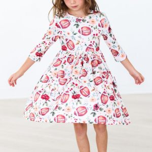 Twirl-Kleid mit 3/4-Ärmeln und Taschen mit Fußbällen und Blumen