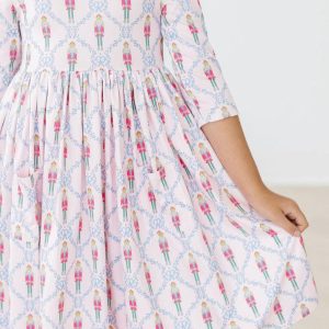 Rosa Nussknacker-Kleid mit 3/4-Ärmeln und Taschenwirbeln