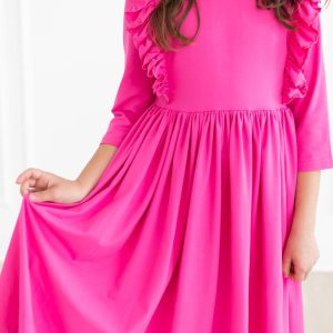 Pinkes Kleid mit Rüschen und Wirbeln
