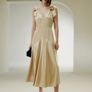 Hochglänzendes Maxi-Seidenkleid mit Ausschnitten