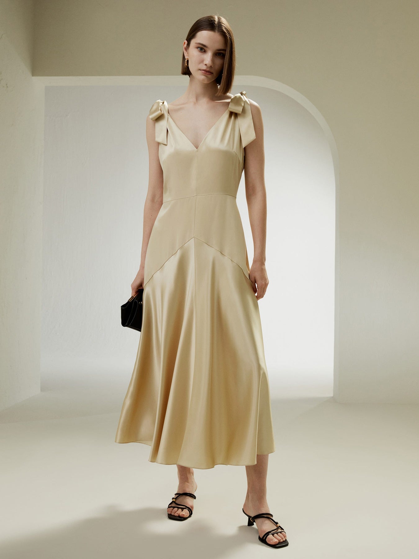 Ausgeschnittenes Ultra-Shiny Maxi Seidenkleid