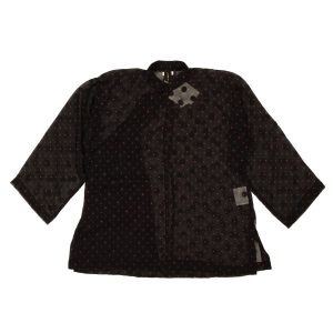 Schwarze und rote gepunktete Seidenbluse