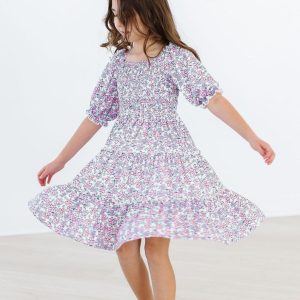 Hübsches, lavendelfarbenes, gesmoktes Rüschenkleid