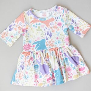 Twirl-Body mit pastellfarbenen Blumenhasen