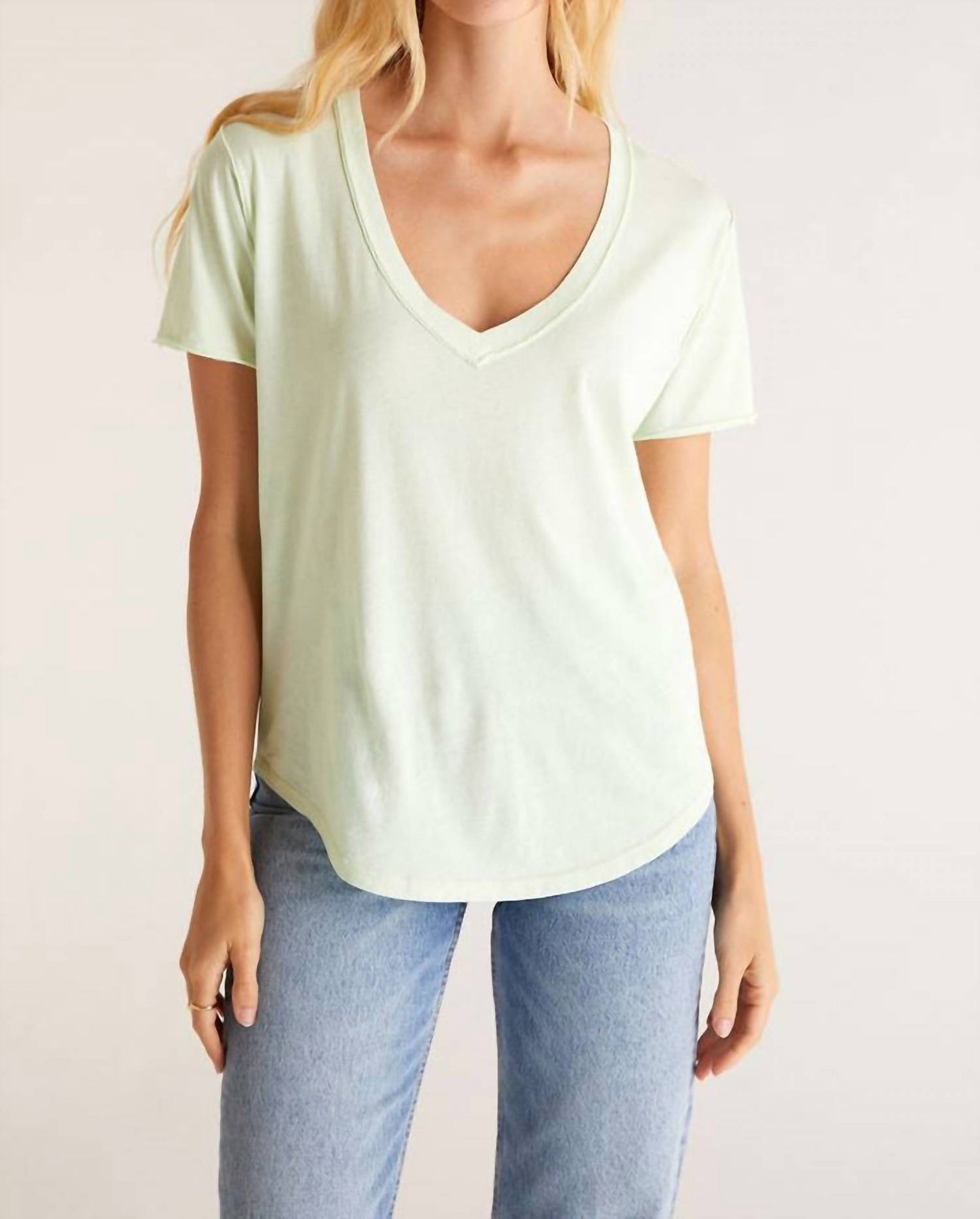 T-Shirt aus Bio-Baumwolle mit V-Ausschnitt in Whisper Minze