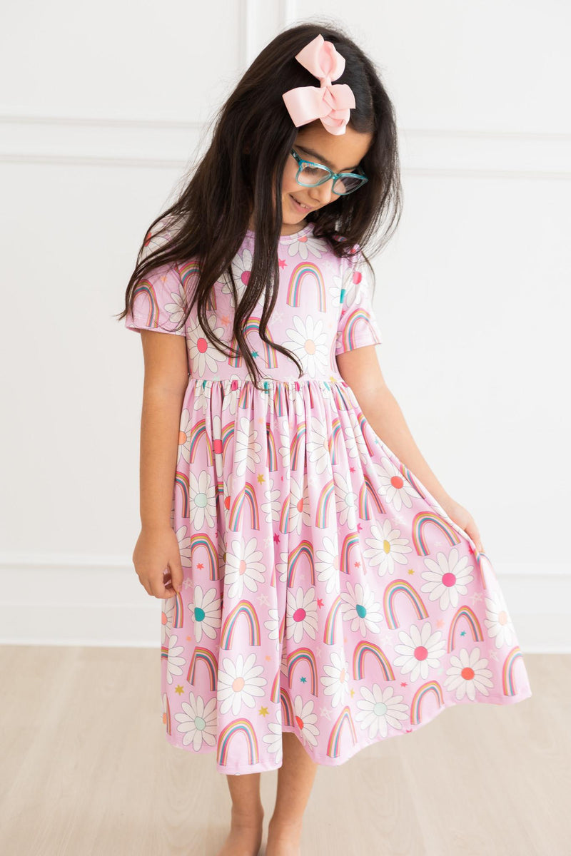 Regenbogen Gänseblümchen S/S Twirl Kleid