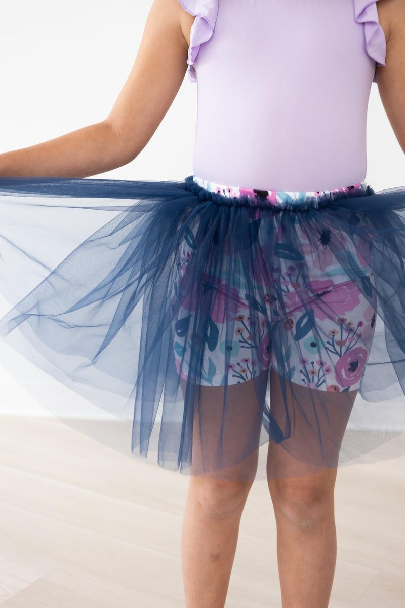 Hübsch in lila Tutu Shorts