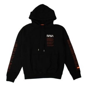 Schwarzer Herren-Hoodie mit „NASA-Print“.