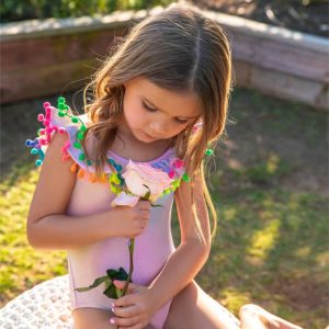 Mädchen Pompom Bikini in der goldenen Stunde