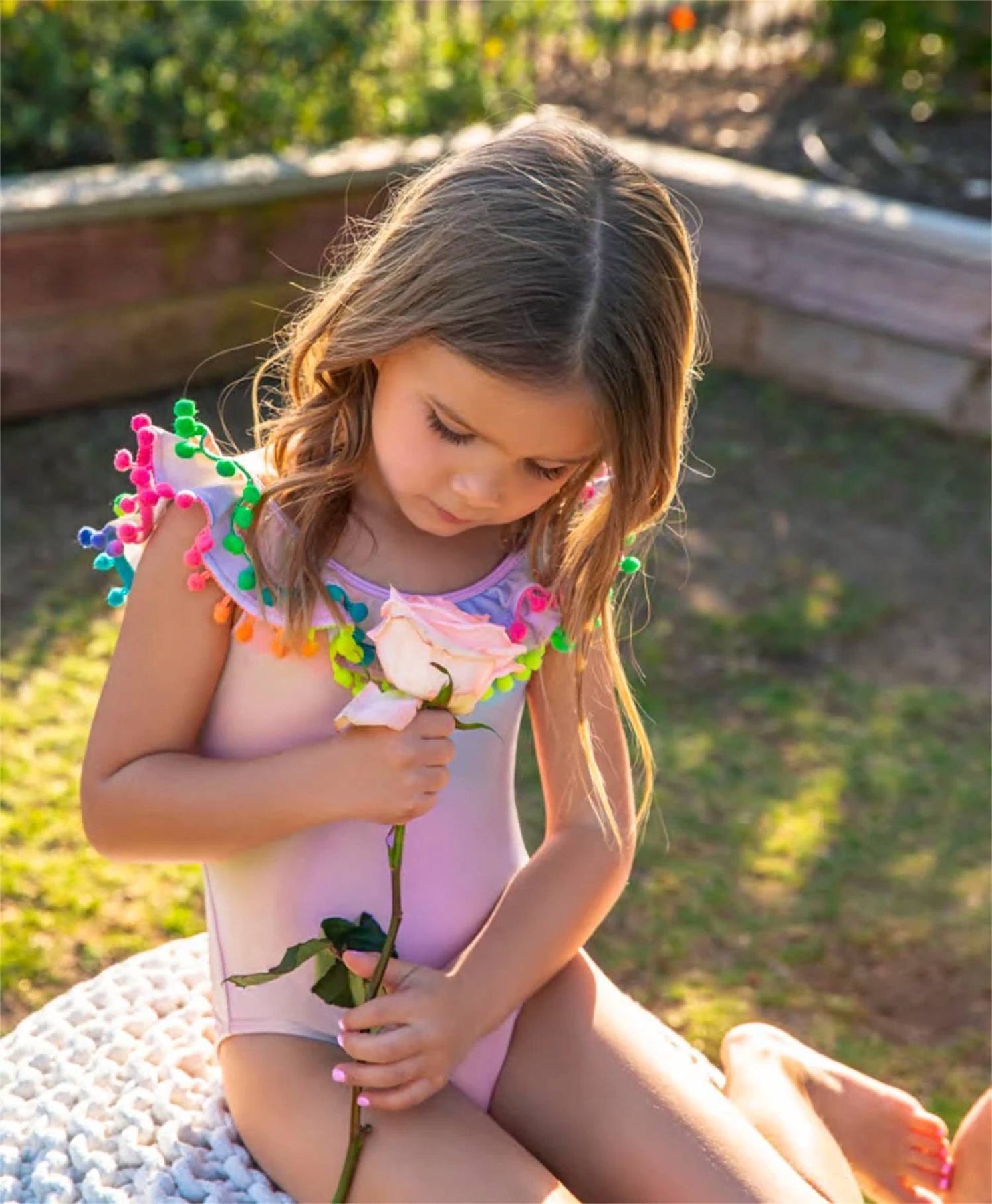 Mädchen Pompom Bikini in der goldenen Stunde