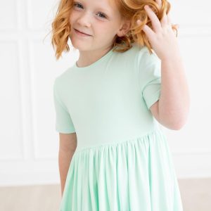 Pastellgrünes K/A-Kleid mit Twirl-Taschen