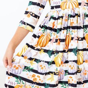 Twirl-Kleid mit Kürbissen und Pfingstrosen