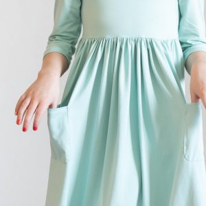 Salbeifarbenes Twirl-Kleid mit 3/4-Taschen