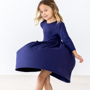 Marineblaues Twirl-Kleid mit 3/4-Taschen
