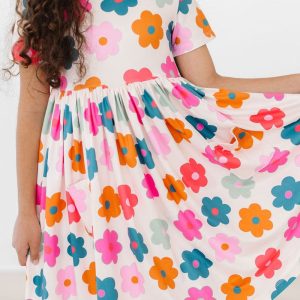 Kurzärmliges Kleid mit Taschen-Twirl und Retro-Blumenmuster