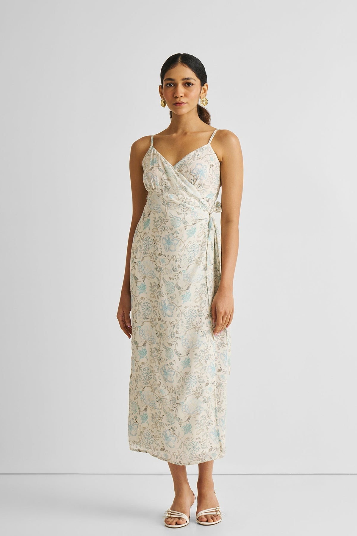 Wickelkleid mit schmalen Trägern und blauem Blumenmuster