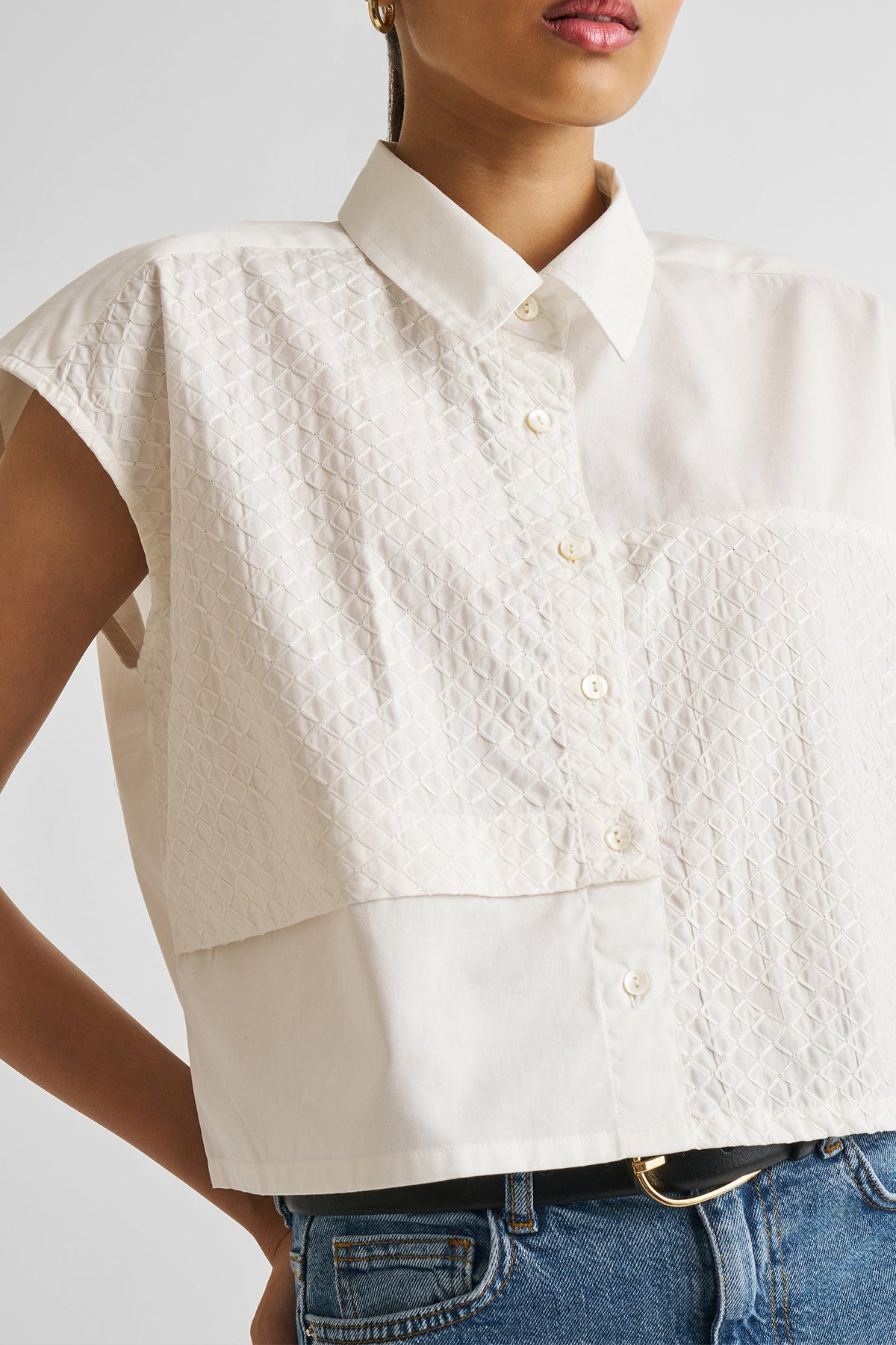 Crop Top aus gesticktem Panel in Weiß