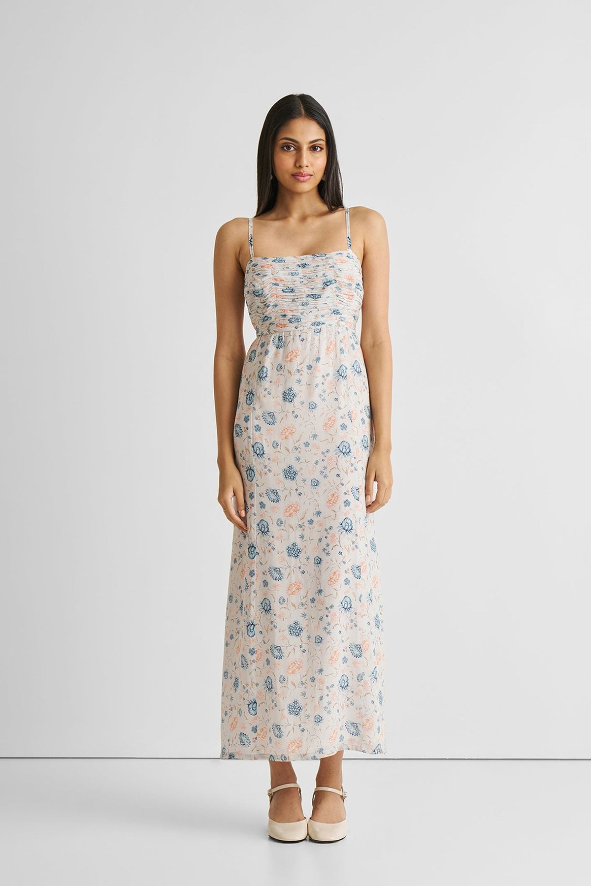 Midikleid mit Kreuzrücken in Ösenstickerei