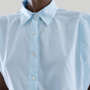 The Perfect Summer Button Down in blau