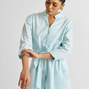 Kurzes Kleid mit Krawatte in Sommerblau