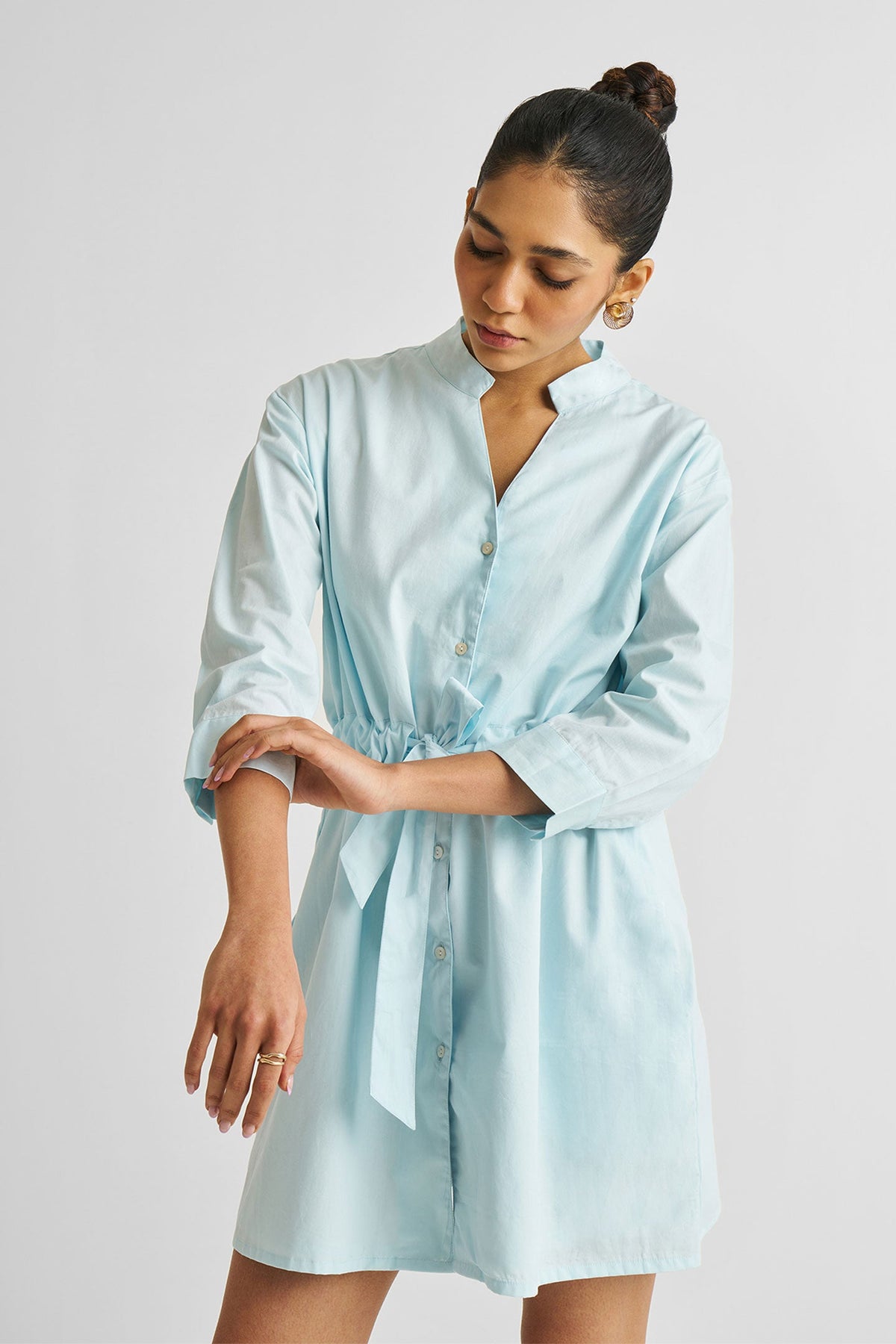 Kurzes Kleid mit Krawatte in Sommerblau