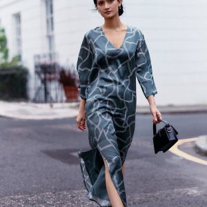 Maxikleid mit seitlichen Schlitzen in abstrakten Streifen